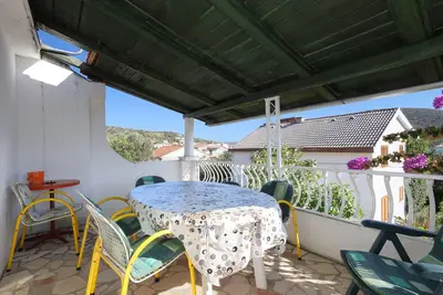 Image de Appartement de deux chambres avec la terrasse et la vue sur le mer Vinisce, Trogir (A-13648-b)