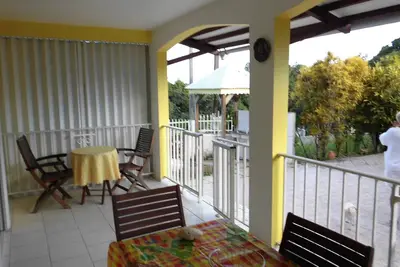 Image de Charming T2 ‘‘ Le Colibri ’’ rez de jardin fleuri tout confort à Ste Anne Wifi