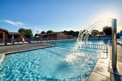 Image de Cabane Lodge Bois Confort sur pilotis 38m² - 2 chambres - terrasse couverte de 8m² + Tv 4 personnes