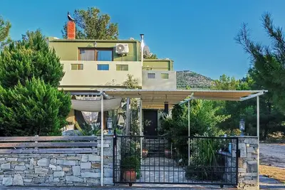 Image de Charmante maison sur 2 étages située au calme à 30 m du bord de mer, pouvant accueillir jusqu'à 6 adultes + 4 enfants!