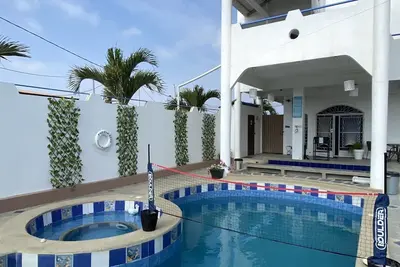 Image de Grande maison avec piscine et jacuzzi, proche de la plage