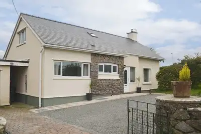 Image de 4 chambres à coucher à Benllech, near Llangefni