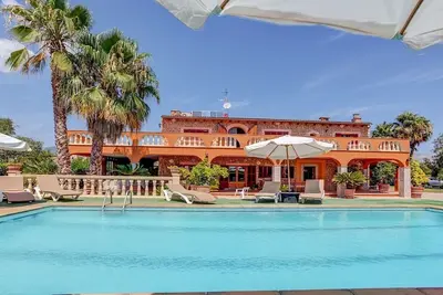 Image de Belle grande ferme rénovée, climatisation, piscine privée, grandes terrasses et vue sur la montagne!
