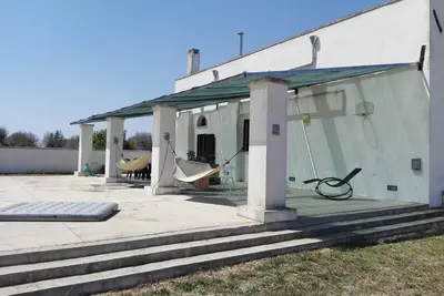 Image de villa à la campagne avec oliveraie