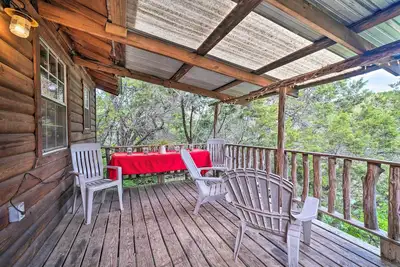 Image de 'Cedar Falls Cabin 4': Nestled by Honey Creek