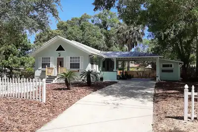 Image de Historic \"Cozy Bungalow\" in the heart of Mt. Dora! ! Pet Friendly.