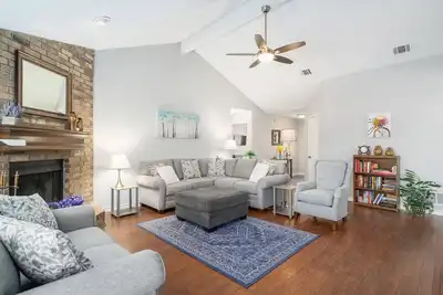 Image de Warm & Cozy, Pet-Friendly Home with Large Fenced Backyard on Quiet Cul-de-Sac