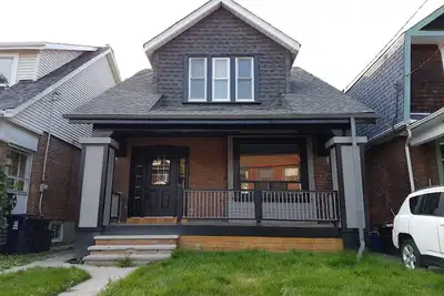 Image de Newly renovated, bright 1bdrm, sleeps 4 basement suite. Kitchen, Wifi, Netflix