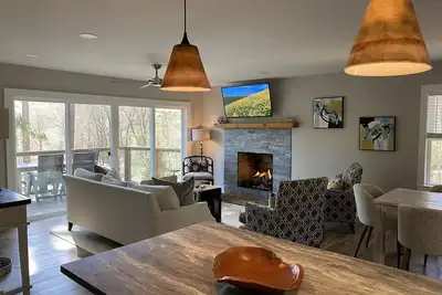 Image de Luxury Escape: 2 King Suites, In-Town Highlands, Nc – Fireplace & Fiber Optic