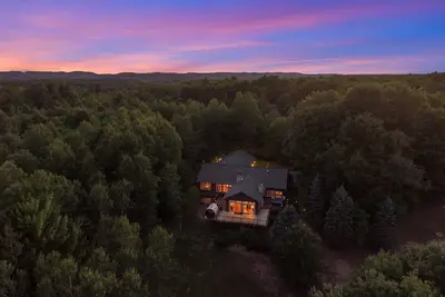 Image de The Lilley Woods Lodge ~ Luxury stay next to Crystal Mountain