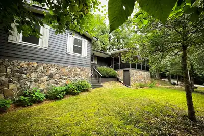 Image de North Ga, Timpson Cove Cottage. Just a few hundred yards to Lake Burton.