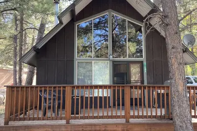 Image de Dog Friendly Cute cabin on quiet lot with lots of pines.
