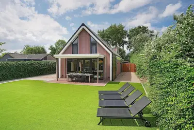 Image de Beautiful luxury design vacation homes, only two minutes from the beach with jacuzzi, trampoline and porch (dogs allowed).