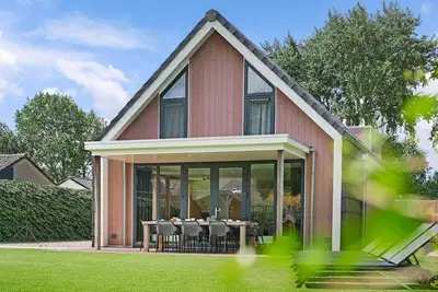 Image de À deux minutes de la plage, vous trouverez cette belle maison de vacances design luxueux avec un grand jardin, une véranda et un trampoline.