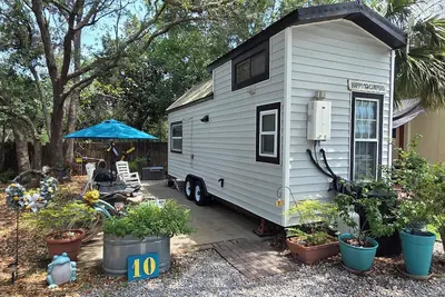 Image de A whimsical Tiny House, shaded by Oaks and near sugar-sand Beaches and Bay!
