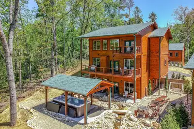 Image de Free Tickets | Private Swim Spa, Hot Tub, Firepit, Game Room, Theater, Views