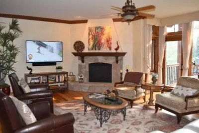 Image de Best/closest location to the slopes and newly redecorated.