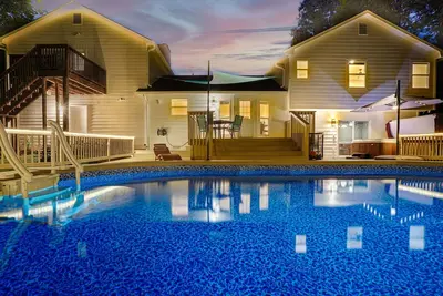 Image de Jacuzzi Hot Tub - Private Pool - Lawrenceville