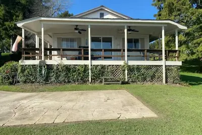 Image de Come fish and enjoy the breeze off the lake! Party Barges Available On Request