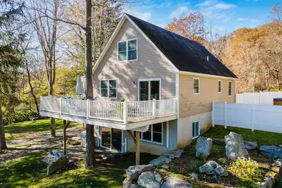 Image de Beautiful lake view home on Whaley Lake in Holmes, Ny.