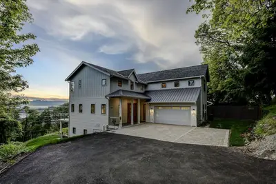 Image de Stylish Seattle Farmhouse + Bonus suite and breathtaking views