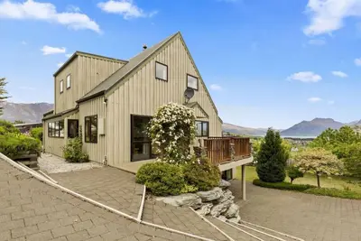 Golden Heights - family friendly with spa pool