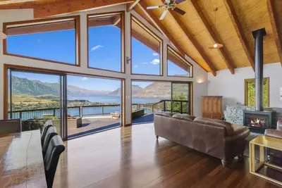 Image de Hensman Heights- family home with outdoor spa pool