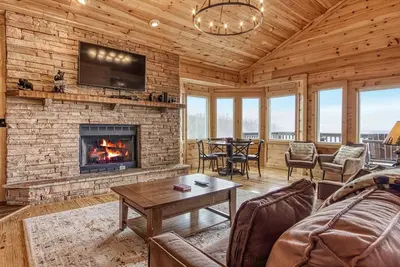 Image de ⭐️Prime Location with Stunning Views, Hot Tub, Game Room⭐️