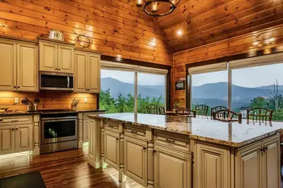 Walk to Pool, Hot Tub, Views, Fire Pit, Game Room - Mountain View Lodge