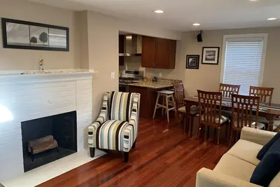 Image de Newly Remodeled! Near Old Town - 2 metros - Solar Home away from home 1600sq