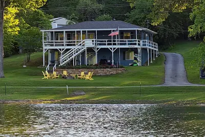 Image de Shoreline at Beaver Lake. Relaxing Peaceful Lakefront Home