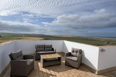 Image de Moderne appartement avec balcon et terrasse sur toit, magnifique vue sur mer