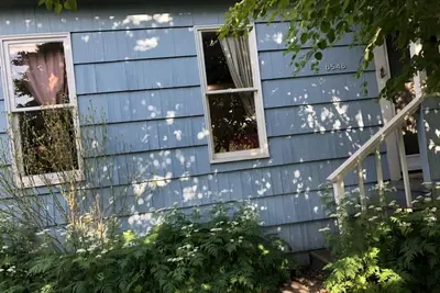 Image de Sweet little house in quiet Neighborhood
