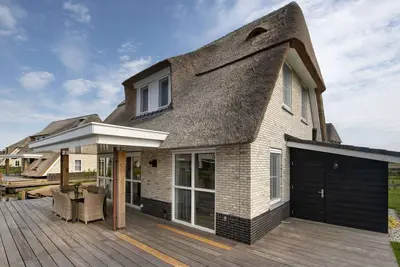 Image de Spacious Villa With a Sauna, at the Tjeukemeer