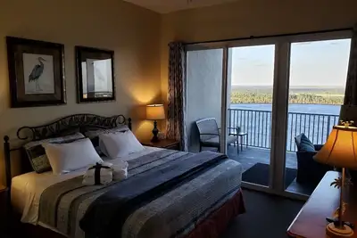 Image de Serene Oasis Lakefront Penthouse Facing Disney