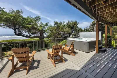 Image de Orca Manor, Oceanfront, New Sauna! Beach Access, WiFi, Hot Tub, Bbq