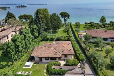 Image de Villa Giulia - près du lac, avec jacuzzi et accès privé à la plage.