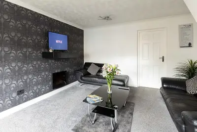 Image de Capri 13 Sa 3 Bed - 6 Guests - Close to Uni & M1 - Parking - Wifi - Smart Tv