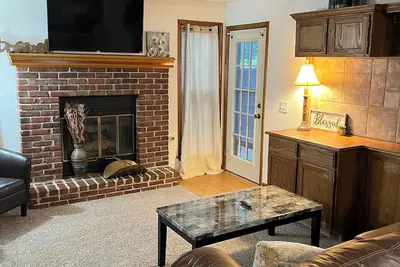 Image de Cozy condo close to everything in Kansas City! You’ll love Kc in the fall!