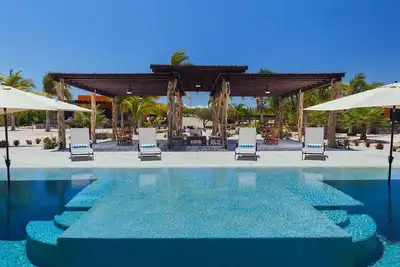 Image de Villas privées sur une plage privée bordée d'eau claire turquoise