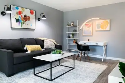 Image de Stylish, New & Clean 1b apt w/ King Bed+Pool+Gym+Parking