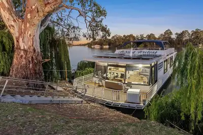 Image de Moving Waters houseboat -moored accommodation