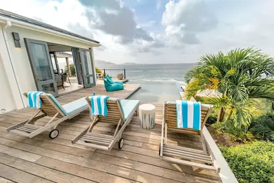 Image de The Beach House - beach-chic luxury just steps from Long Bay beach