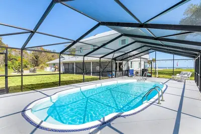 Image de Waterfront Beauty: Sleeps 15, Heated Pool, Private Dock, Near Beach