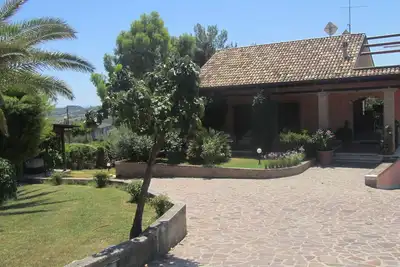 Image de Villa in the countryside a stone's throw from the sea