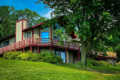 Image de Just rehabbed, amazing views on 300 acre ranch, animals, trails, hottub, pond