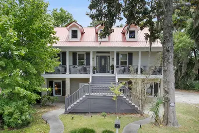 Image de Shangri-La @ Thunderbolt: 5 Bedrooms On Vernon St!