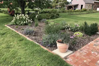 Image de Cottage close to the water with a view over the field