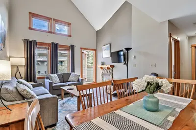 Image de Close To It All! Rocky Mountain 2br Loft Penthouse - Resort w Pool & 3 Hot Tubs!