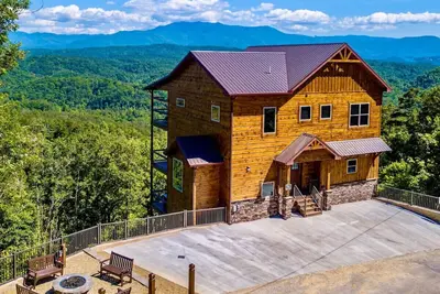 Image de Bella Vista: Built `20, Epic Views, Climbing Wall, Theater, Fire Pit, Game Rm, Ev